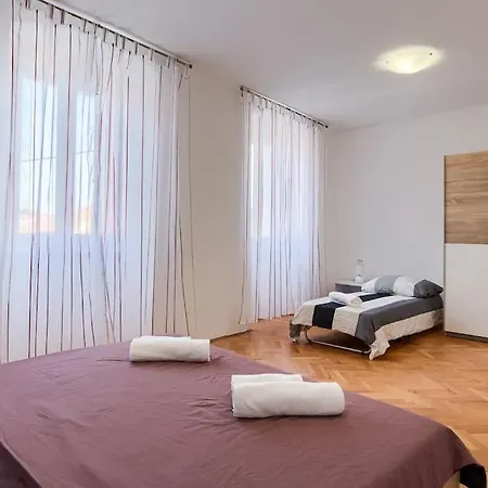 Leon Apartment *
